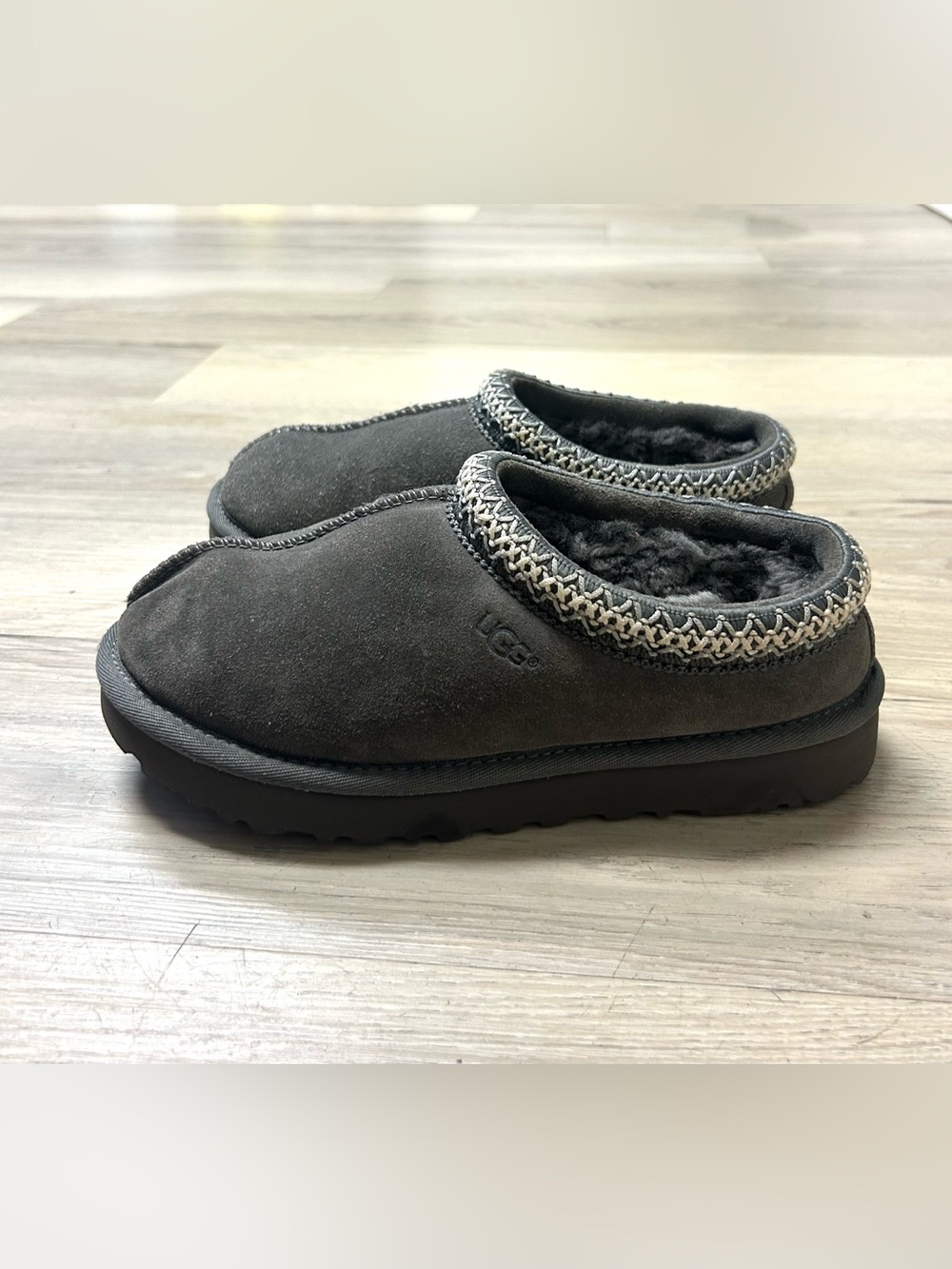 UGG Tasman Slippers Women Sz 7 Gray Suede Sheepskin Slip On Cozy Comfort - Picture 2 of 13